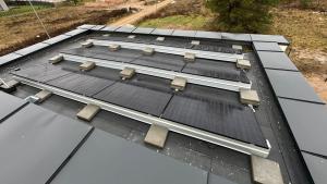 saulės elektrinės montavimas ant bituminio/plokscio stogo