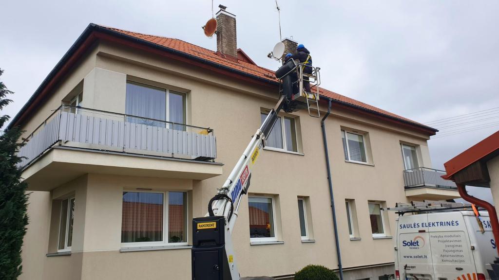 saulės elektrinės montavimas su keltuvu