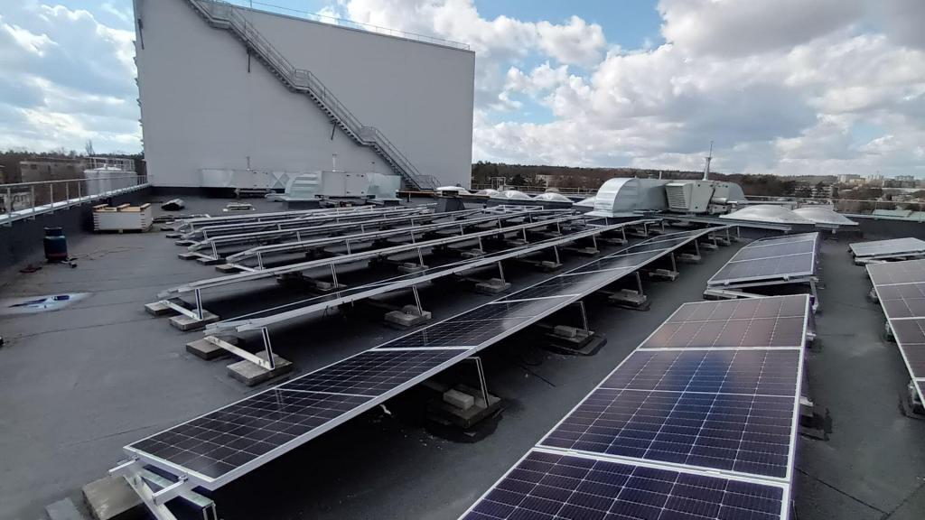400 kW elektrinės saulės moduliai ant stogo