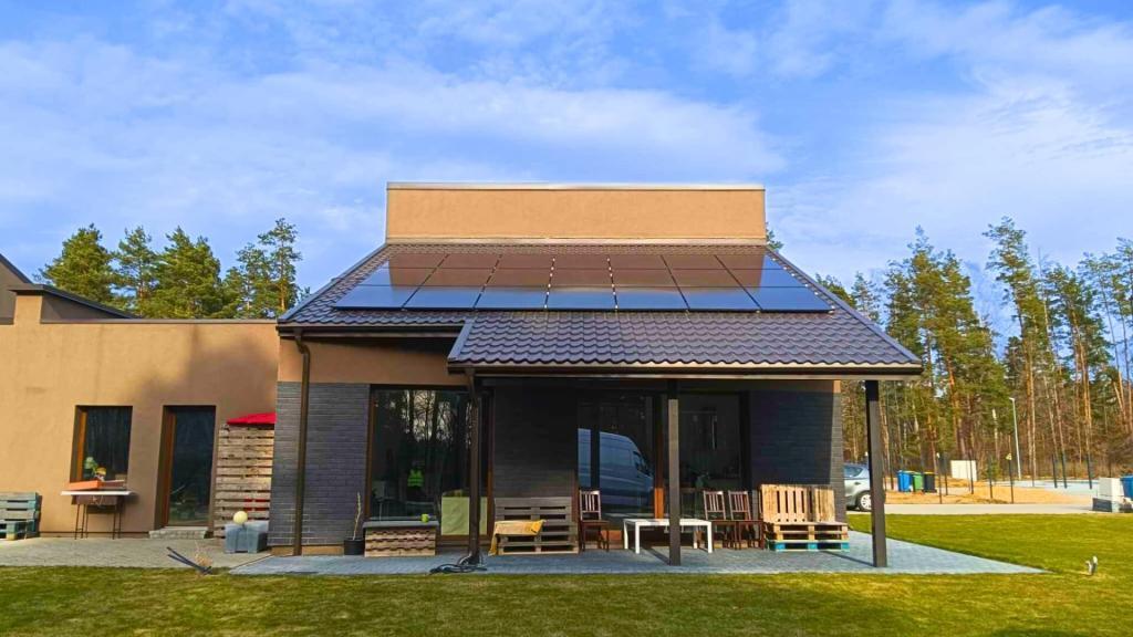 10kw saulės elektrine ant stogo, Jinko Solar saules moduliai, visiškai juodi