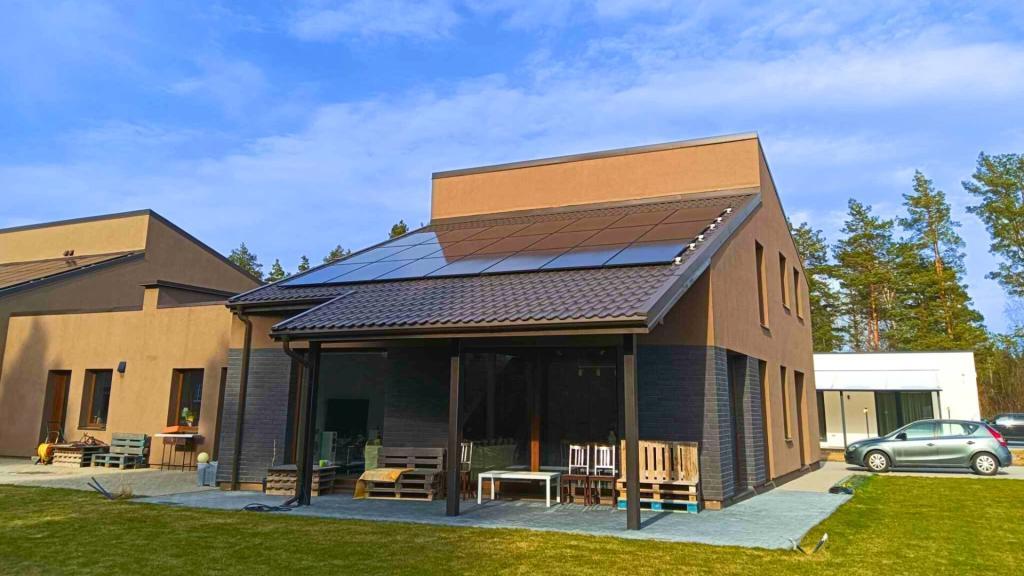 10kw saulės elektrine ant stogo, Jinko Solar saules moduliai, visiškai juodi