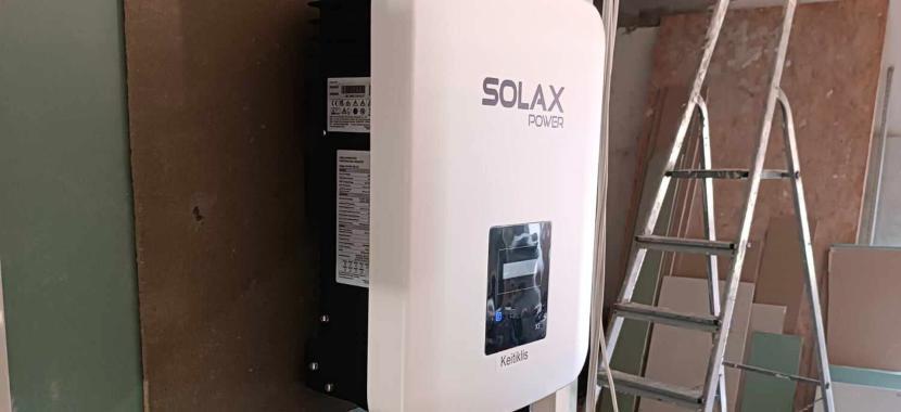 SolaX Power X3-MIC-8K-G2 galios keitiklis ant sienos
