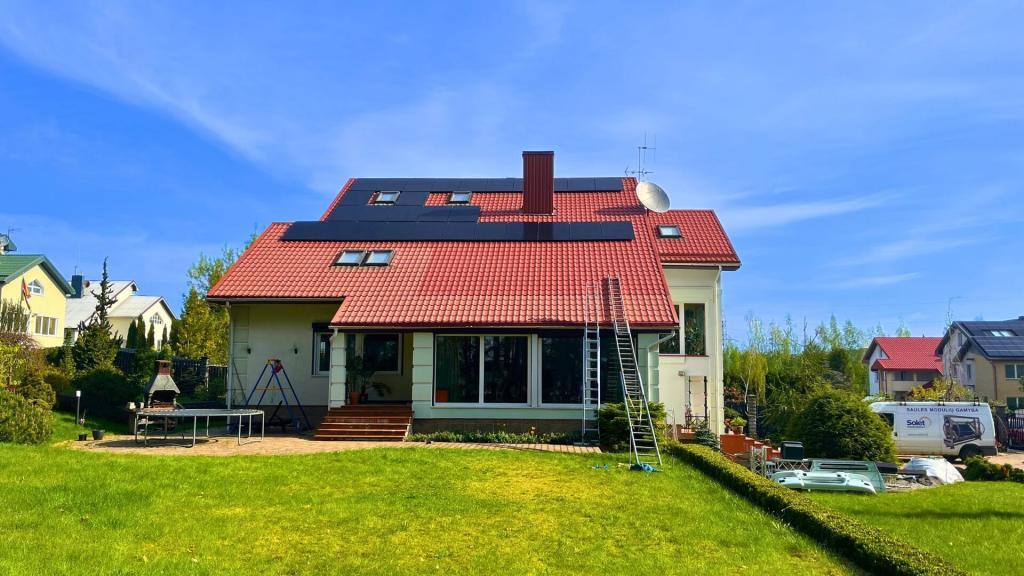 12kw saules elektrine ant raudono banguotos skardos stogo