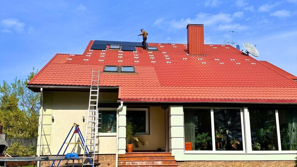 12kw saules elektrines montavimas ir tvirtinimo konstrukcijos Corab ant raudono banguotos skardos stogo