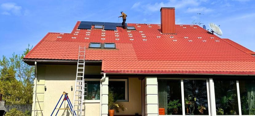 12kw saules elektrines montavimas ir tvirtinimo konstrukcijos Corab ant raudono banguotos skardos stogo