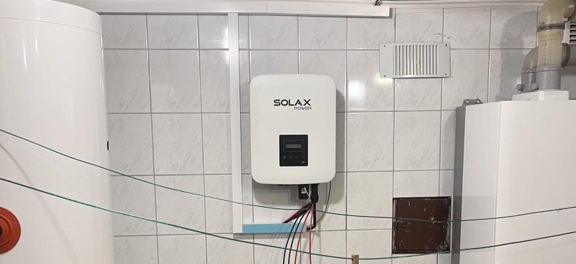 SolaX-X3-MIC-12K-G2 galios keitiklis ant sienos