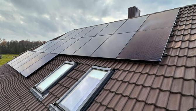10 kW visiškai juodi jinko saulės moduliai ant stogo