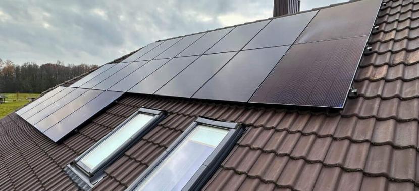 10 kW visiškai juodi jinko saulės moduliai ant stogo