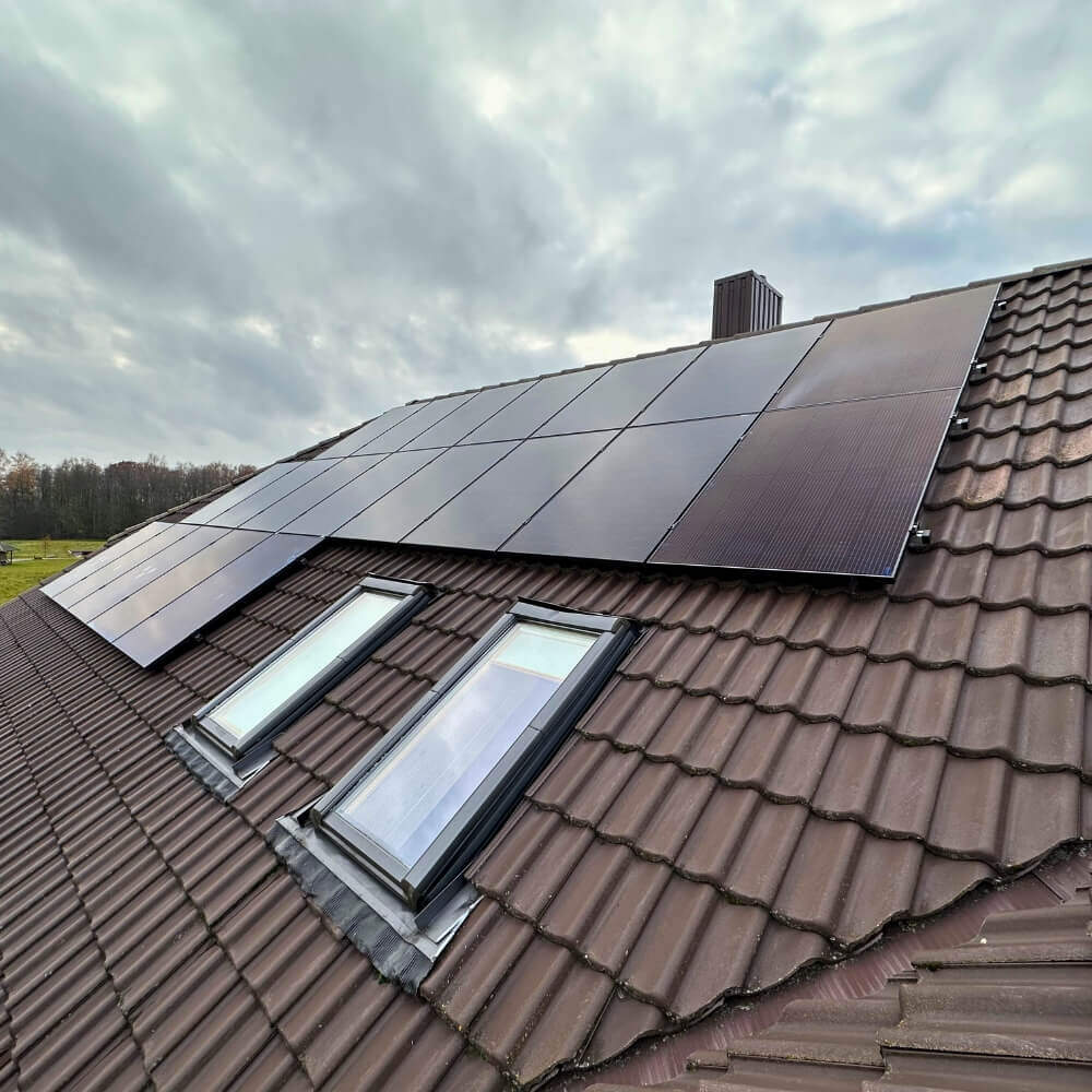 10 kW visiškai juodi jinko saulės moduliai ant stogo