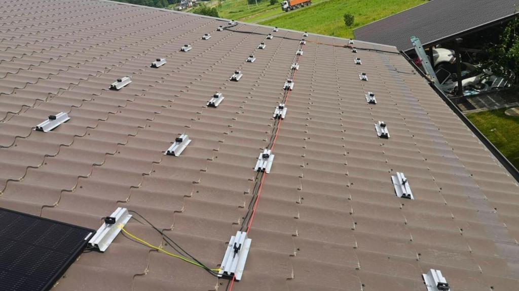 saulės elektrinės Corab montavimo konstrukcujos ant trapecinio stogo
