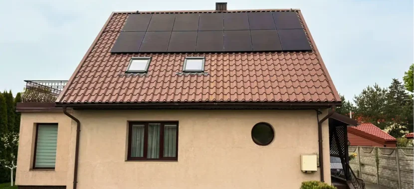 10 kW saulės elektrinė ant stogo