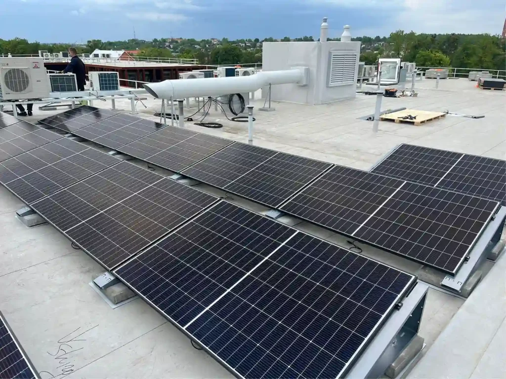 10 kW saulės moduliai ant lygaus stogo Kaune