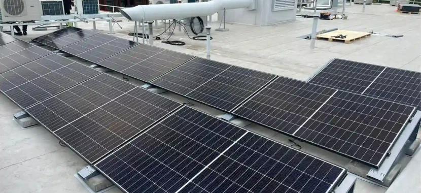 10 kW saulės moduliai ant lygaus stogo Kaune