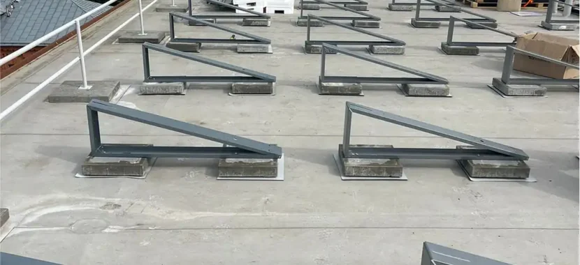 10 kW saulės modulių konstrukcija ant lygaus stogo Kaune