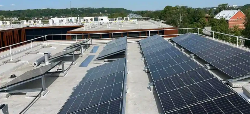 10 kW saulės moduliai ant lygaus stogo Kaune