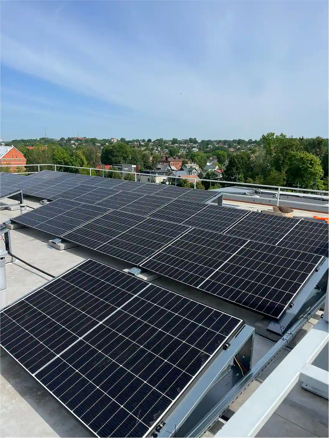 10 kW saulės moduliai ant lygaus stogo Kaune