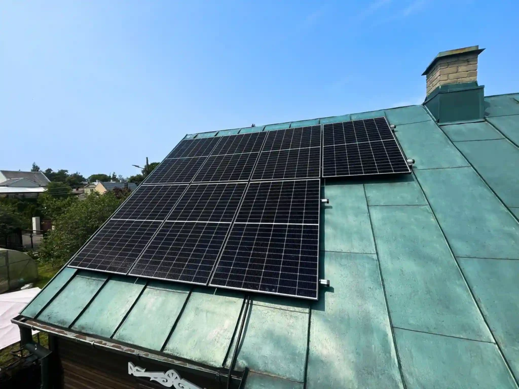 3 kW saulės elektrinės moduliai ant stogo