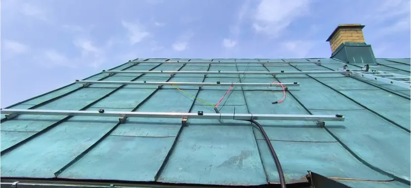 saulės elektrinės konstrukcija ant stogo