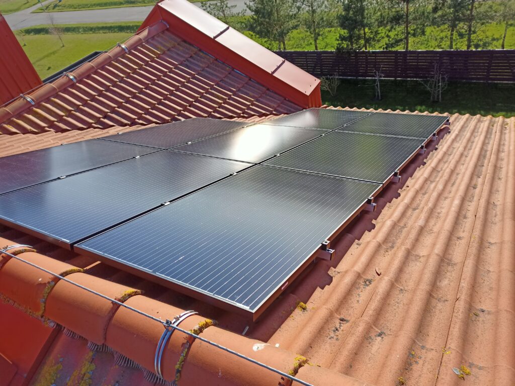 10 kW saulės elektrinė ant stogo Klaipėdoje – nuotrauka 1