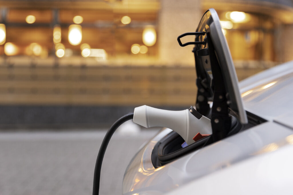 Kaip pasirinkti tinkamą elektromobilių įkrovimo stotelę namams, į ką atkreipti dėmesį?