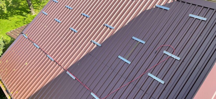 saules elektrines konstrukcijos, skardinis stogas