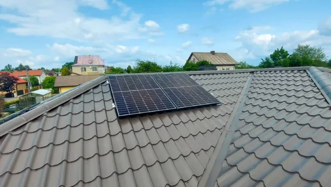 mini saulės elektrinė ant stogo