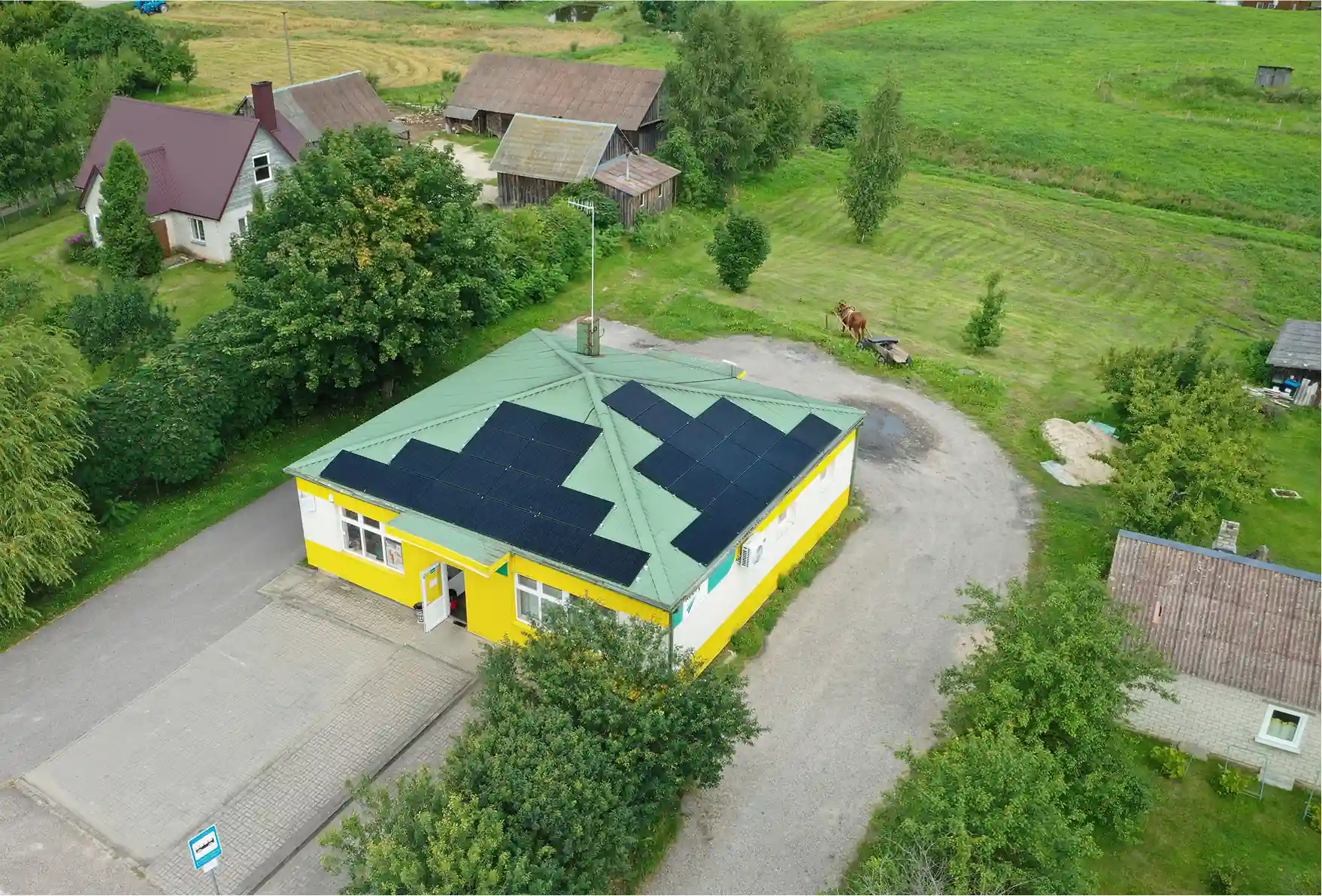 saules elektrinės ant koops parduotuves stogo