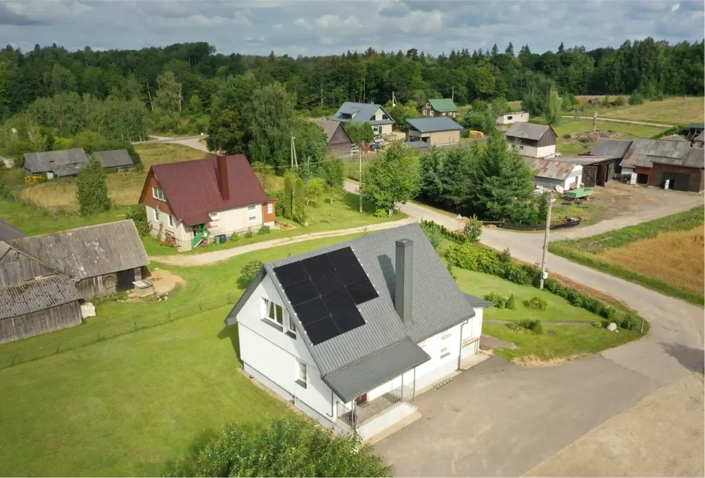 saules elektrinės ant koops parduotuves stogo