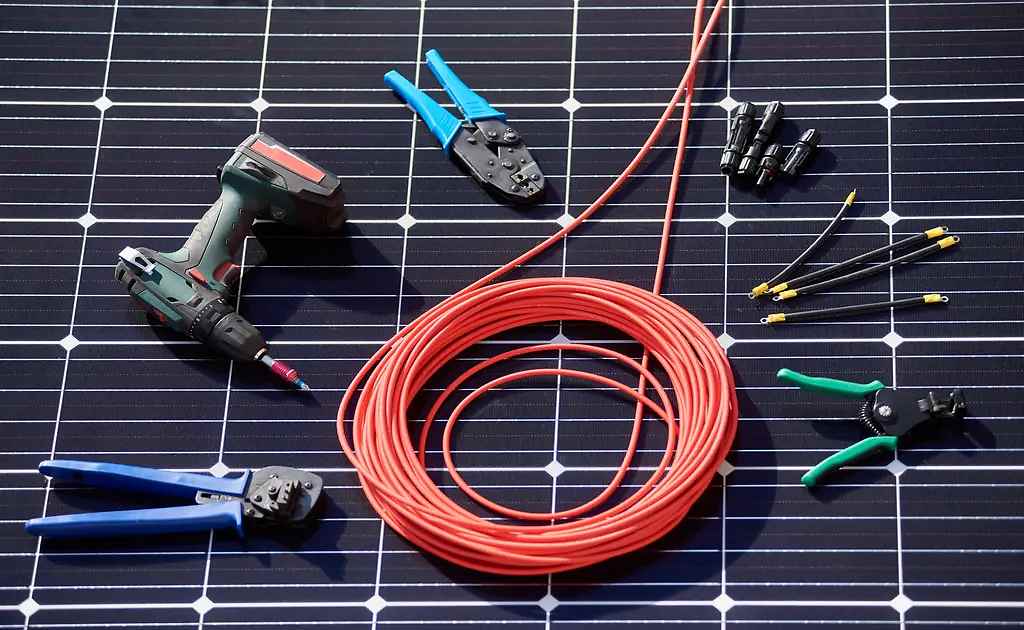 saulės elektrinių laidai, jungtys ir apsaugos