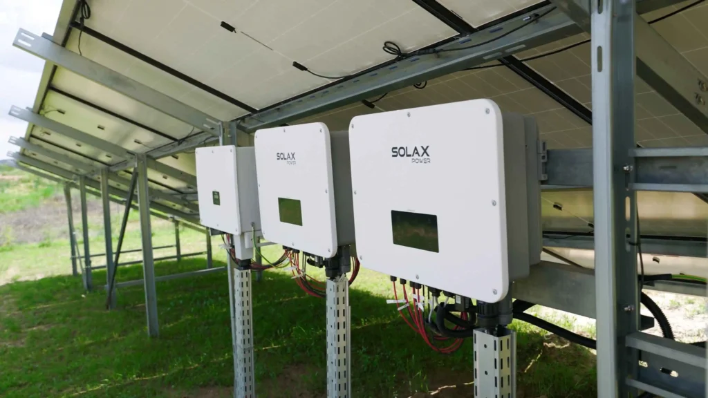 trys galios keitikliai po antžemine saulės elektrine