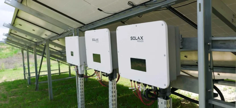 trys galios keitikliai po antžemine saulės elektrine