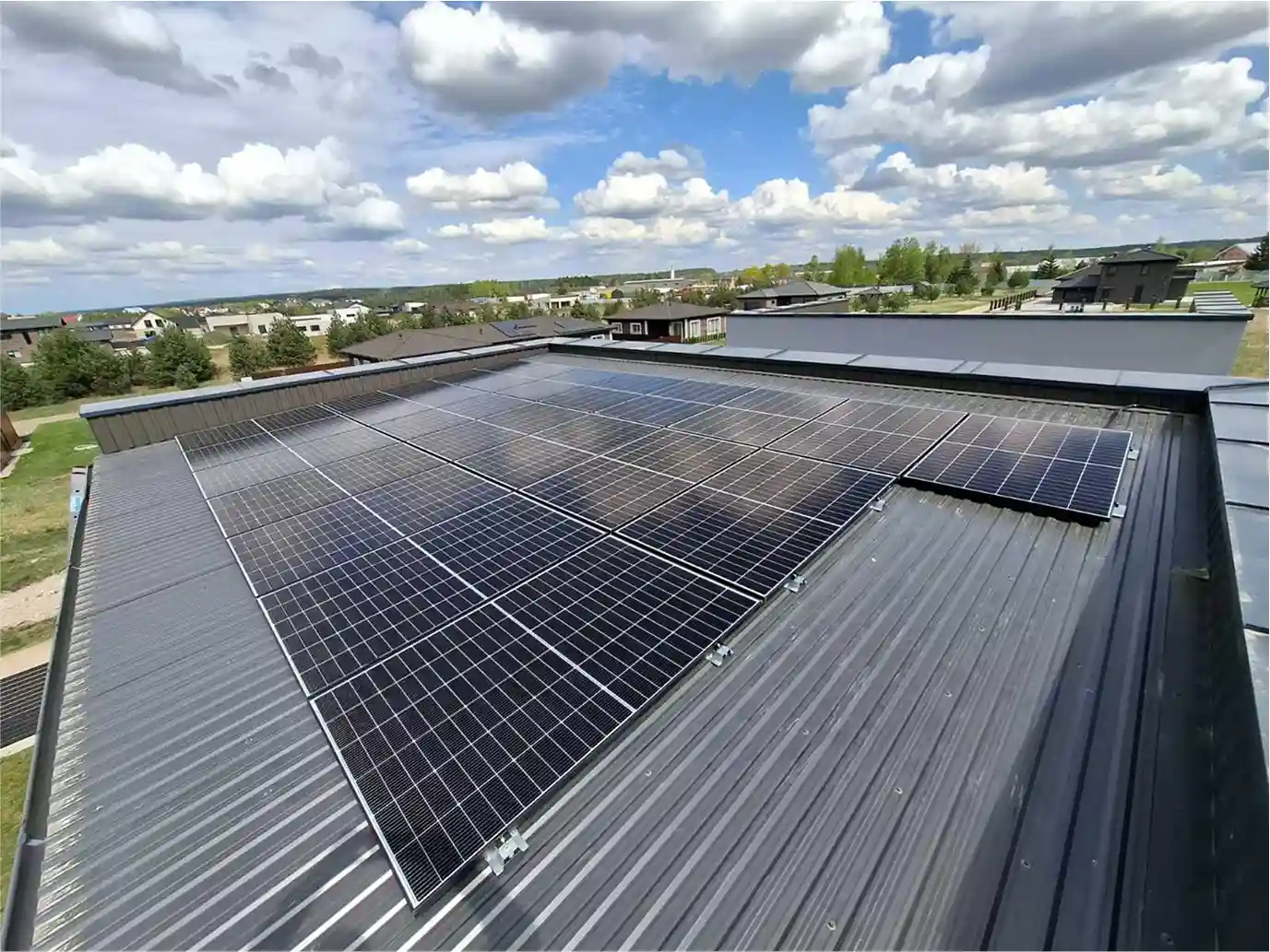 10 kW saulės baterijos ant stogo Vilniaus rajone