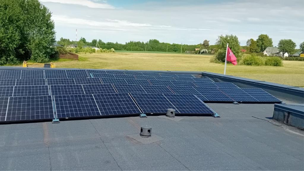 Saulės moduliai ant plokščio stogo