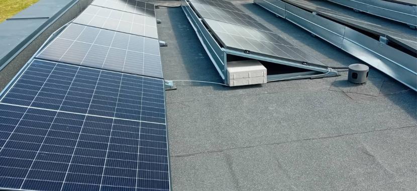 Saulės moduliai ant plokščio stogo